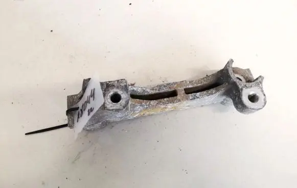 Toyota RAV 4 (XA30) Engine mounting bracket