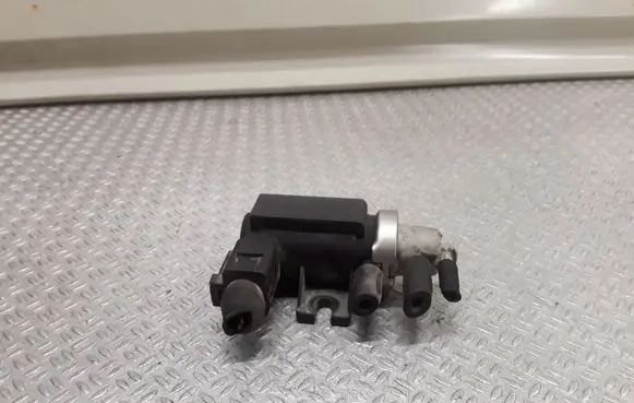 Audi A4 S4 B6 8E 8H Turbo solenoid valve 1J0906627B