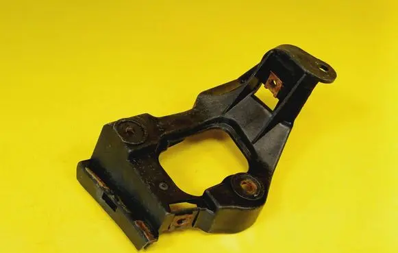 Audi A6 S6 C5 4B Fender mounting bracket 4B0853921B