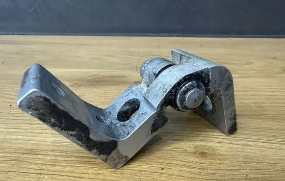 Skoda Octavia Mk2 (1Z) Rear door upper hinge 1Z0833402B