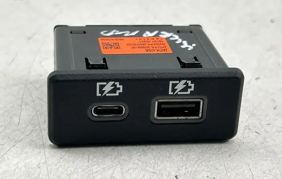 Nissan Murano Z52 USB socket connector 284H39UJ0A 1919710331