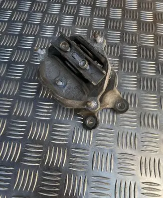 Engine mount bracket