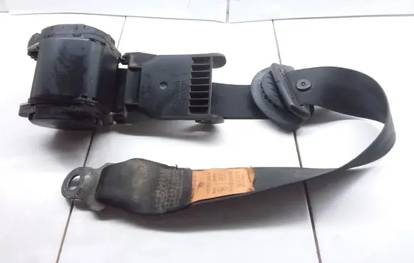 Volkswagen Golf III Rear seatbelt 1H3857806A 16031995