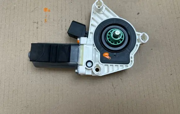 Mercedes-Benz CLA C117 X117 W117 Rear door window regulator motor 0536010604