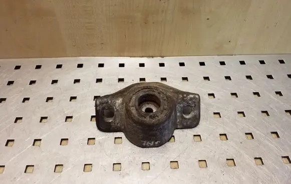 Opel Astra J Front shock absorber mounting bracket 
