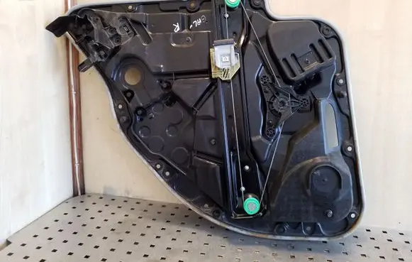 Rear window lifting mechanism without motor