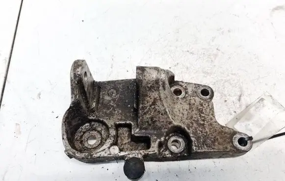 Engine mounting bracket