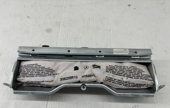 Mercedes-Benz C W204 Knee airbag 2048602002