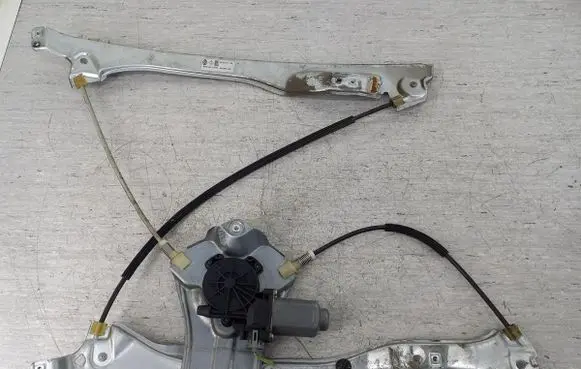 Renault Clio III Front door window regulator with motor 