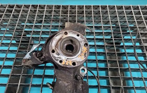 Front wheel hub spindle knuckle
