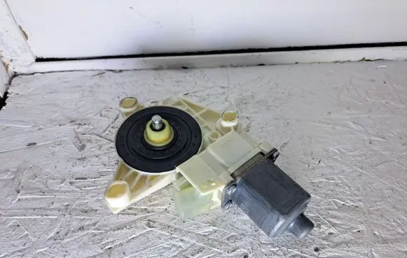 Mercedes-Benz C W204 Front door window regulator motor A2048200142 971219100 0130822503