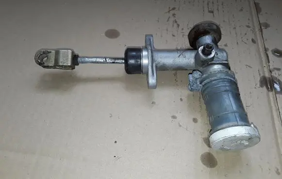 Mitsubishi Pajero Sport I Clutch master cylinder NOCODE