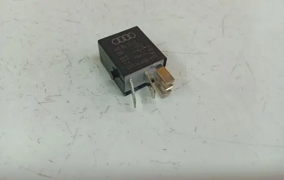 Volkswagen PASSAT B7 Other relay 4H0951253C