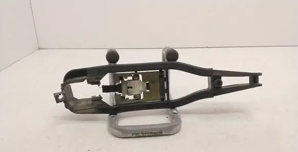 BMW 3 E46 Front door exterior handle/bracket 8226122