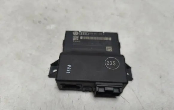 Audi Q3 8U Gateway control module 8U0907468A