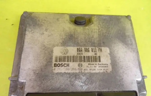 Skoda Octavia Mk1 (1U) Engine control unit/module 06A906018FH 0261206266