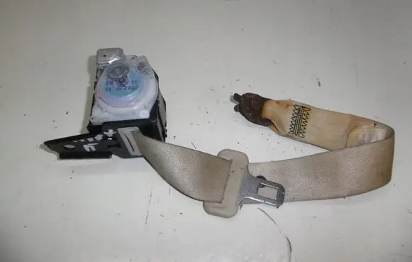 Infiniti M30 Rear seatbelt