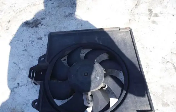Radiator cooling fan shroud
