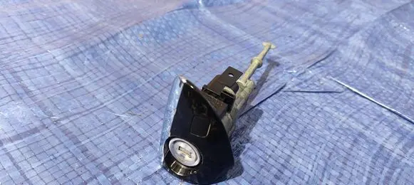 Mercedes-Benz CLS C219 Front door lock (next to the handle) 