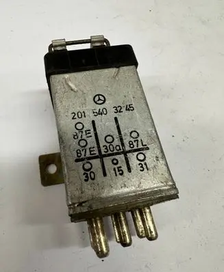 Mercedes-Benz E W124 Other relay 2015403245 A2015403245
