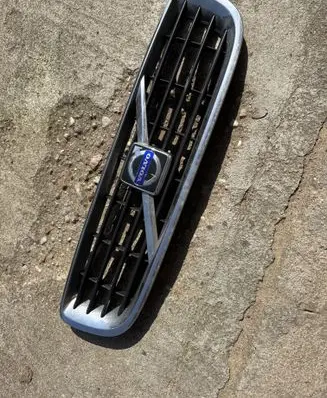 Volvo V50 Front bumper upper radiator grill 30744915 30744914 30744916