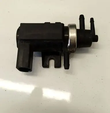Volkswagen Touareg I Turbo solenoid valve 1J0906627