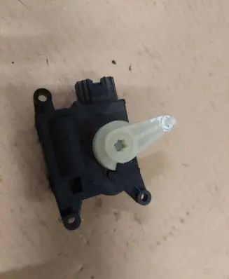 Nissan Leaf I (ZE0) Air flap motor/actuator T1008566R 40656A