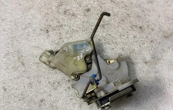 Nissan X-Trail T30 Rear door lock 80553AA300