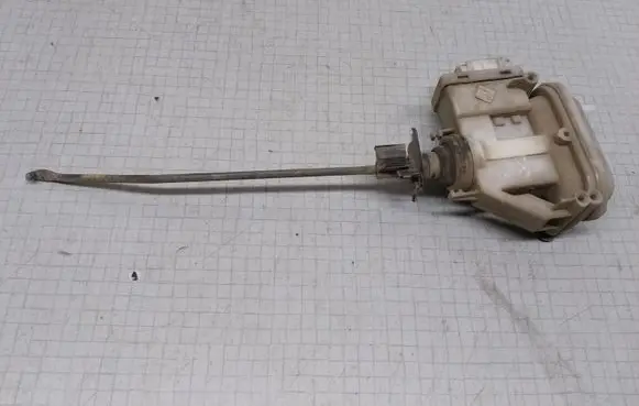 Volkswagen PASSAT B4 Central locking motor 3A0862153