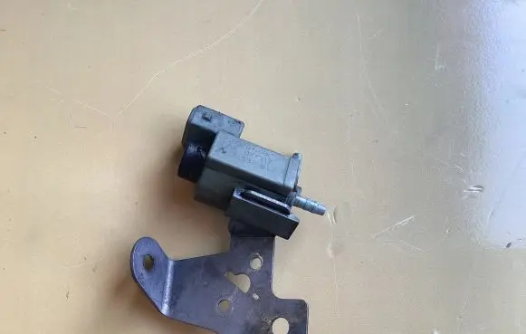 BMW 5 E60 E61 Vacuum valve 7537612 07T317 70078400