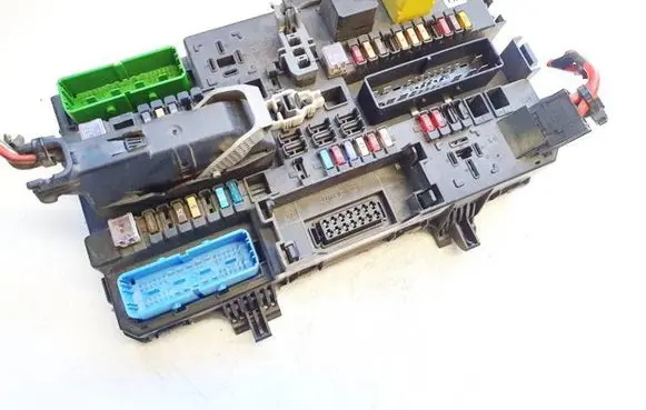 Opel Zafira B Fuse box set 13206758