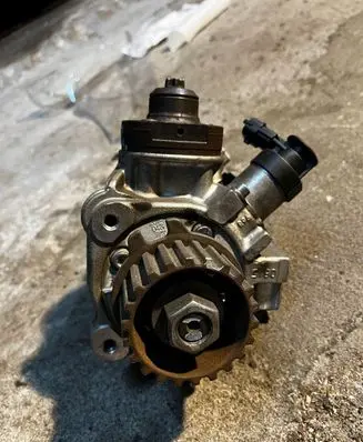 Ford C-MAX I Fuel injection high pressure pump 55272459