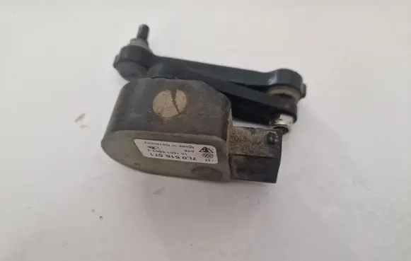 Headlight/headlamp level sensor