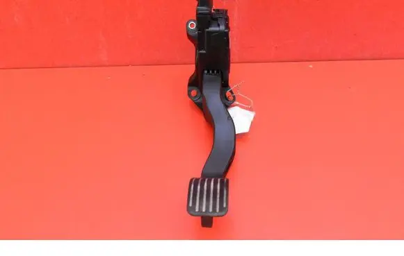 Accelerator throttle pedal