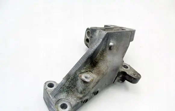 Suzuki Swift I Engine mounting bracket
