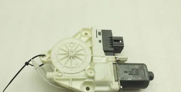 Mitsubishi Eclipse Front door window regulator motor 0130822305 989635100