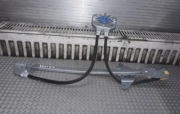 Rear door manual window regulator
