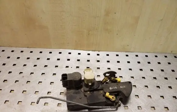 Opel Frontera B Front door lock 16634324
