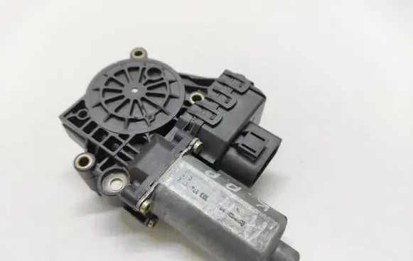 Audi A4 S4 B5 8D Front door window regulator motor 0130821787