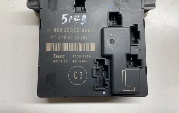 Mercedes-Benz E W211 Door control unit/module 2118704026 A2118704026
