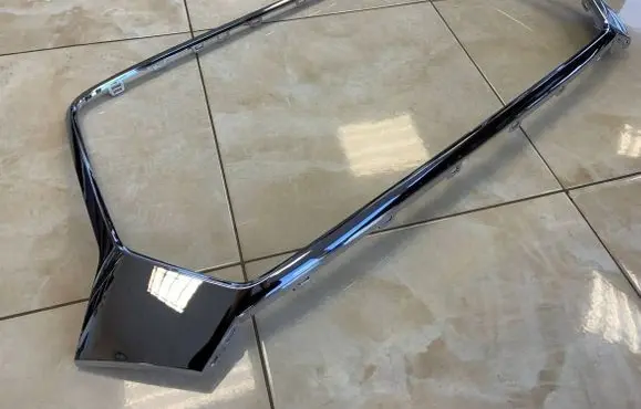 Audi Q3 8U Front bumper upper radiator grill 8U0853651N 8U0807715