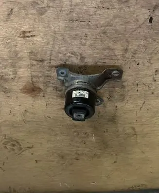 Volvo XC60 Engine mount bracket