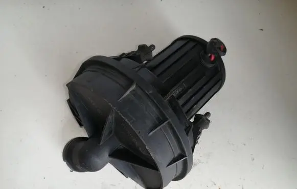 Volkswagen PASSAT B5 Secondary air pump 06A959253B 06A131333C