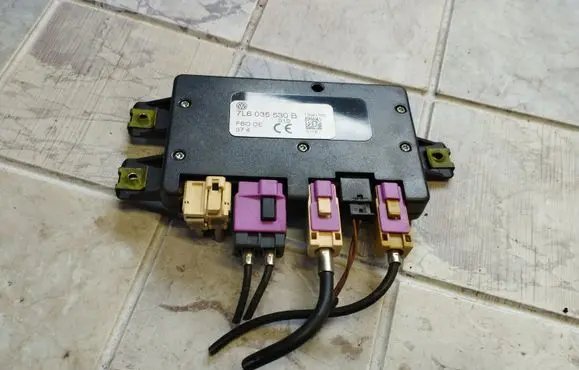 Volkswagen Touareg I Antenna control unit 7L6035530B