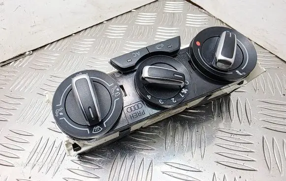 Audi A1 Climate control unit 8X0820045A