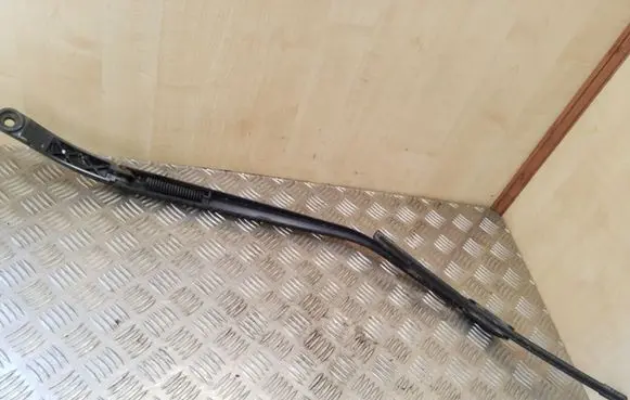 Honda CR-V Front wiper blade arm