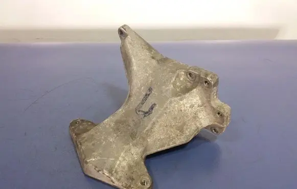 Engine mount vacuum valve