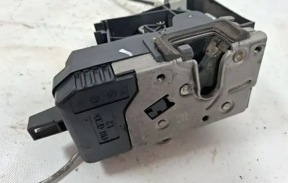 Opel Vectra C Front door lock 13210767