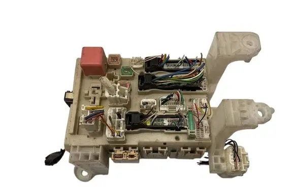 Toyota Avensis T270 Fuse module 8273005150B 13989J08 1398908