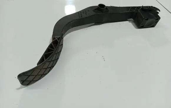 Accelerator throttle pedal